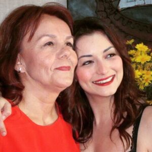 Pınar Töre Instagram - I was a child and she was a child in this kingdom by the sea but we loved with a love that was more than love I and my Annabel Lee. Ellerinde bir ısı vardı halamın, hep sıcaktı diyemem ama sana dokunduğunda bir enerji hissederdin. Sanki “vovovovovommm” gibi. Babamda da var aynı. Babam zaten doktor olmuş, halam da ailemizin ruhunun doktoruydu. Bizi severdi, uyuz olsa da severdi :) sonra bizi anlayıp yine severdi. Kibardı, zarifti, kırmaktan kaçınırdı, derdiyle kendi kendine uğraşırdı, bizim bir derdimiz olduğunda dinlerdi, anlatırdı. Anlamak için bu dünyadayız derdi. An-lamak diye de ayırırdı azizim. #halam #myannabellee #can