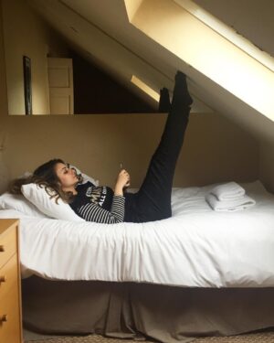 Pınar Töre Instagram - Kısa mı kaldınız? Hemen parmak ucuna, pıt. #edinburgh #tavanarası #parmakucu