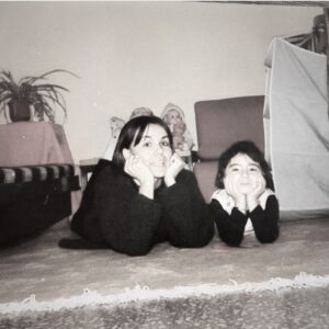 Pınar Töre Instagram - Türk kahvesi gibi sesi olan çok genç bir kadın sağımda kanepede oturuyor. Küçük Deniz Kızı’nı okuyor bana. Ben herhalde 3 yaşındayım. Biliyorum bir sonraki sayfada cadı var, ondan korkuyorum, o da korktuğumu biliyor. İstersen saçlarını boyayalım Pınarcım diyor bana, hayır diyorum o zaman kitap bozulur. Şaşırıyor bunu dememe, biraz da yeğeniyle gurur duyuyor. Cesaretle devam ediyoruz okumaya benim titrediğimi hissedince omzumu tutuyor. Bende sadece bir anımız... Ben senin için de yürürüm, dinlerim, keşfederim, öğrenirim. Yanımdaymışsın gibi. Beraber cesaretle yürürüz yine. Mevlana’nın dediği gibi “Her gün bir yere konmak ne iyi, bulanmadan, donmadan akmak ne hoş” Büyük babaannemin dediği gibi “Elvida olsun dostum sana sen de akkın helal bana” Azize halam, ruhun ışığa kavuşsun, Allah rahmet eylesin