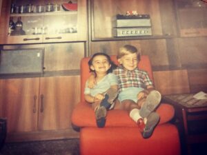 Pınar Töre Instagram - Durun daha yeni başladım annem eski albümleri getirdi sene 1981, 2 yaşındayım, ilk "sevgilim" Arda ve ben. #mutluyuz #romantizm #flört #çocukkençinliydim