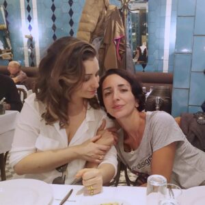 Pınar Töre Instagram - Ben sende sen bende, sarılalım, her şey yolunda, her şey güzel. #bestie #women #demiryumruk #ironladies