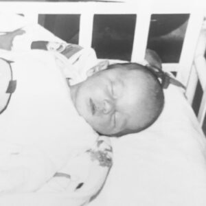 Pınar Töre Instagram - Doğduğum gün, dinleniyorum sanki, doğmak bi yormuş. Kulağım aynı. Dinleniyorum halim hala aynı. İnsan ya işte. #tbt #ilkgün #day1