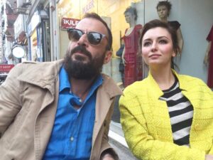 Pınar Töre Instagram - @burakaltayofficial ile hedefimizi belirleyip, arkayik bir büyüyle arkamızdaki mankenleri canlandırıp zombi istilasına sebebiyet vermek üzereyken. #ikiledükkanı