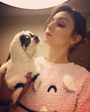 Pınar Töre Instagram - Ben bunu giymek istemiyorum. Giyeceksin. #chihuahua #havasoğudu #ayaklarınbuzgibi