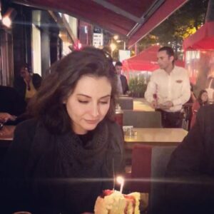 Pınar Töre Instagram - 39 dilek dilemeyi artık ciddi bir iş kılıyor. Yaşlanmak bir ayrıcalıktır, herkes yaşlanamıyor. Tüm öğretmenlerime ve bu evrene, bu hayata, bu kocaman sahneye şükürler olsun