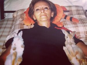 Pınar Töre Instagram - Annem David Lynch'le bi ara çok sıkıydı. Hafif de Tarantino esintisi var. Biraz da Game of Thrones, her an her şey olabilir #tbt #rabbits #motherofrabbits #motherofdragons
