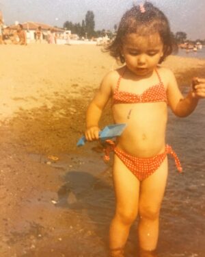 Pınar Töre Instagram - Minik kız minik kız, ne güzel şaşırmışsın minik kız. Seni hatırlıyorum küçük #minik #küçük #heyecanlı #tbt