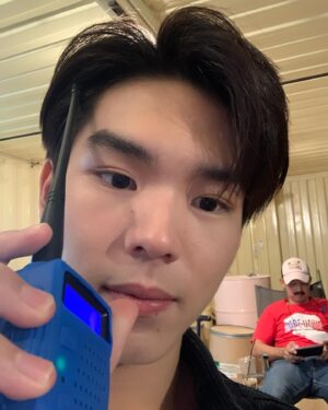 Ping Krittanun Aunchananun Instagram - เดินทางมาถึง EP.สุดท้ายเเล้ว สำหรับซีรีส์อัยย์หลงไน๋ ซีรีส์เรื่องเเรกในชีวิตของผม ดีใจมากๆที่ได้มาเป็นส่วนนึงในซีรีส์เรื่องนี้นะครับ เฉินไน๋🐣

ก่อนอื่น อยากขอบคุณพี่ก้อง @gonghivesalon24 ที่รับผมเข้ามาอยู่เเละให้โอกาสผมในการไปเเคสเรื่องนี้ มันเป็นสิ่งที่สำคัญมากสำหรับผม เเละอีกหลายๆโอกาสที่หยิบยื่นเข้ามาให้ปิง รักมากๆเลยคนนี้❤️

ขอบคุณพี่มีน @meennicha8 ที่เรื่มต้นมาด้วยกัน ผ่านอะไรด้วยกันมาเยอะมากๆ ทั้งดีเเละไม่ดี เเต่พี่ชายคนนี้ก็อยู่ข้างผมเสมอ รู้สึกอุ่นใจเวลาที่อยู่กับพี่มีนนะคับ ดีใจมากๆที่ได้ร่วมงานกันนะค้าบ ไอยเรศ🤍

ขอบคุณทาง Mflow เเละทีมงานทุกๆคนที่จัดทำซีรีส์เรื่องนี้ขึ้นมานะครับ

ขอบคุณ พี่ณ๊อบ พี่ต้น นะครับ ที่คอยช่วยปิงในการเเสดงเยอะมากๆ เป็นส่วนสำคัญจริงๆ ที่ทำให้ปิง express ในหลายๆอารมณ์ออกมาได้ครับ นอกจากจะสอนเเล้ว ก็เป็นคนตลกด้วย🤣 สร้างเสียงหัวเราะให้คนในกองได้ตลอด

ขอบคุณวอนยอง ผจก.คนสวย😂 @charming.nicha ที่คอยดูเเลปิงมาตลอด อยู่กันมาตั้งเเต่เเรกจนถึงทุกวันนี้ ขอให้สวยๆขึ้นทุกวันนะค้าบบ😊

ขอบคุณเเก๊งเพื่อนทุกคนนะคับ เข้าซีนด้วยกันทีไร ก็เเทบจะไม่ได้ถ่าย ขำกันไม่หยุด ถ่ายซีนกับเพื่อนๆคือโคตรสนุก โบ๊ะบ๊ะสุดๆ @gungun_hd @savesaisawat @jomtkx @niceorsuwan 

สุดท้ายนี้ ผมอยากจะขอบคุณเเฟนคลับทุกๆคน ไม่ว่าจะเป็นเเฟนคลับพี่มีนหรือปิง ที่ให้การ support เป็นอย่างดีมาตลอด ทุกคนน่ารักมากๆๆ🥰 เป็นกำลังใจให้พวกผมเสมอเลย🥹 อยู่ด้วยกันไปนานๆเลยนะค้าบบ รักทุกคนนะครับ 🙏🏻🥳💖

#ailongnhaitheseries #pingkrittanun #meennicha8 #meenping #TaLingPing #Formoon #Area86