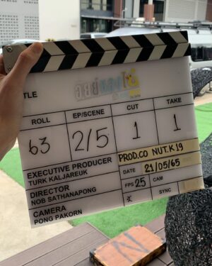 Ping Krittanun Aunchananun Instagram - เดินทางมาถึง EP.สุดท้ายเเล้ว สำหรับซีรีส์อัยย์หลงไน๋ ซีรีส์เรื่องเเรกในชีวิตของผม ดีใจมากๆที่ได้มาเป็นส่วนนึงในซีรีส์เรื่องนี้นะครับ เฉินไน๋🐣

ก่อนอื่น อยากขอบคุณพี่ก้อง @gonghivesalon24 ที่รับผมเข้ามาอยู่เเละให้โอกาสผมในการไปเเคสเรื่องนี้ มันเป็นสิ่งที่สำคัญมากสำหรับผม เเละอีกหลายๆโอกาสที่หยิบยื่นเข้ามาให้ปิง รักมากๆเลยคนนี้❤️

ขอบคุณพี่มีน @meennicha8 ที่เรื่มต้นมาด้วยกัน ผ่านอะไรด้วยกันมาเยอะมากๆ ทั้งดีเเละไม่ดี เเต่พี่ชายคนนี้ก็อยู่ข้างผมเสมอ รู้สึกอุ่นใจเวลาที่อยู่กับพี่มีนนะคับ ดีใจมากๆที่ได้ร่วมงานกันนะค้าบ ไอยเรศ🤍

ขอบคุณทาง Mflow เเละทีมงานทุกๆคนที่จัดทำซีรีส์เรื่องนี้ขึ้นมานะครับ

ขอบคุณ พี่ณ๊อบ พี่ต้น นะครับ ที่คอยช่วยปิงในการเเสดงเยอะมากๆ เป็นส่วนสำคัญจริงๆ ที่ทำให้ปิง express ในหลายๆอารมณ์ออกมาได้ครับ นอกจากจะสอนเเล้ว ก็เป็นคนตลกด้วย🤣 สร้างเสียงหัวเราะให้คนในกองได้ตลอด

ขอบคุณวอนยอง ผจก.คนสวย😂 @charming.nicha ที่คอยดูเเลปิงมาตลอด อยู่กันมาตั้งเเต่เเรกจนถึงทุกวันนี้ ขอให้สวยๆขึ้นทุกวันนะค้าบบ😊

ขอบคุณเเก๊งเพื่อนทุกคนนะคับ เข้าซีนด้วยกันทีไร ก็เเทบจะไม่ได้ถ่าย ขำกันไม่หยุด ถ่ายซีนกับเพื่อนๆคือโคตรสนุก โบ๊ะบ๊ะสุดๆ @gungun_hd @savesaisawat @jomtkx @niceorsuwan 

สุดท้ายนี้ ผมอยากจะขอบคุณเเฟนคลับทุกๆคน ไม่ว่าจะเป็นเเฟนคลับพี่มีนหรือปิง ที่ให้การ support เป็นอย่างดีมาตลอด ทุกคนน่ารักมากๆๆ🥰 เป็นกำลังใจให้พวกผมเสมอเลย🥹 อยู่ด้วยกันไปนานๆเลยนะค้าบบ รักทุกคนนะครับ 🙏🏻🥳💖

#ailongnhaitheseries #pingkrittanun #meennicha8 #meenping #TaLingPing #Formoon #Area86