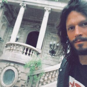 Piru Saez Instagram - #TBT Hoy sale una vuelta por algunos buenos momentos pasados. 
1. Alucinando en el Palacio Ceci con una remera que me regaló @juanfaixal .
2. Se casaron @cocomaggio & @mayi.sanrive y esta es una exacta descripción de como la pasamos. 
3. Con los flamantes novios , mira que mesa se armó xfa, se nota que era apenas empezaba la fiesta? 
4. En casa, 3 días antes de la boda, metimos reencuentro de charlas hasta la medianoche. 
5. Los gladiadores de la pista de baile, no paramos nunca. Más que reencontrarse, el premio es seguir viéndonos atraves del tiempo.
6. Antes que @rojas_benja se una a la foto, descontrolando con estilo, no? 
7. Con mi brod @franbass Hará 7 años esperando por Flaming Lips y Pet Shop Boys.
8. Y ahí estamos siempre. Con esa manija notable en las caras, esperando a que lleguen los novios.
9. Diosa en acción @dederomanook en plena grabación de videoclip “Nada Me Alcanza” en Marina del Este 🇺🇾 Tienen ganas de verlo? Sabrán que se estrena la próxima semana???
10. Mi afición por las zonas de riesgo, como el nuevo proyecto que estoy armando para este 22, pronto les cuento.
💛✨🙌🏽