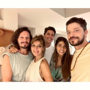 Piru Saez Instagram - #TBT Hoy sale una vuelta por algunos buenos momentos pasados. 
1. Alucinando en el Palacio Ceci con una remera que me regaló @juanfaixal .
2. Se casaron @cocomaggio & @mayi.sanrive y esta es una exacta descripción de como la pasamos. 
3. Con los flamantes novios , mira que mesa se armó xfa, se nota que era apenas empezaba la fiesta? 
4. En casa, 3 días antes de la boda, metimos reencuentro de charlas hasta la medianoche. 
5. Los gladiadores de la pista de baile, no paramos nunca. Más que reencontrarse, el premio es seguir viéndonos atraves del tiempo.
6. Antes que @rojas_benja se una a la foto, descontrolando con estilo, no? 
7. Con mi brod @franbass Hará 7 años esperando por Flaming Lips y Pet Shop Boys.
8. Y ahí estamos siempre. Con esa manija notable en las caras, esperando a que lleguen los novios.
9. Diosa en acción @dederomanook en plena grabación de videoclip “Nada Me Alcanza” en Marina del Este 🇺🇾 Tienen ganas de verlo? Sabrán que se estrena la próxima semana???
10. Mi afición por las zonas de riesgo, como el nuevo proyecto que estoy armando para este 22, pronto les cuento.
💛✨🙌🏽