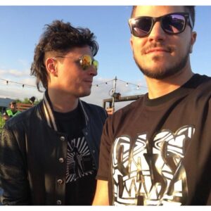 Piru Saez Instagram - #TBT Hoy sale una vuelta por algunos buenos momentos pasados. 
1. Alucinando en el Palacio Ceci con una remera que me regaló @juanfaixal .
2. Se casaron @cocomaggio & @mayi.sanrive y esta es una exacta descripción de como la pasamos. 
3. Con los flamantes novios , mira que mesa se armó xfa, se nota que era apenas empezaba la fiesta? 
4. En casa, 3 días antes de la boda, metimos reencuentro de charlas hasta la medianoche. 
5. Los gladiadores de la pista de baile, no paramos nunca. Más que reencontrarse, el premio es seguir viéndonos atraves del tiempo.
6. Antes que @rojas_benja se una a la foto, descontrolando con estilo, no? 
7. Con mi brod @franbass Hará 7 años esperando por Flaming Lips y Pet Shop Boys.
8. Y ahí estamos siempre. Con esa manija notable en las caras, esperando a que lleguen los novios.
9. Diosa en acción @dederomanook en plena grabación de videoclip “Nada Me Alcanza” en Marina del Este 🇺🇾 Tienen ganas de verlo? Sabrán que se estrena la próxima semana???
10. Mi afición por las zonas de riesgo, como el nuevo proyecto que estoy armando para este 22, pronto les cuento.
💛✨🙌🏽