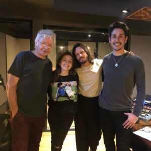 Piru Saez Instagram - Que emoción fuerte que una Amiga confíe en vos para crear y cantarle una canción a su Papá. Que movilizante servir a que esto ocurra. No sé si alcanzan las palabras. 
Siento que si Diego está vivo por siempre en un sin fin de corazones, lo está aún más cuando su hija y su familia le cantan. 
“Margaritas” ya está en donde quieran escucharla, para siempre y más. 
🤍 ♾ 
#Margaritas 
30/10/2022 
#Cancion 
Margaritas la hicimos con Dalma, quien lleva la música en el alma, además de tener una voz hermosa, la siente de corazón y esa conexión siempre fue sanadora en su vida. Me conmuevo si me acuerdo del proceso de creación con ella, lo que atravesó y cada vez que recuerdo cómo la cantó en el estudio.
La produje junto a mi querido Master @fabianpicciano , grabamos las voces de Dalma junto a @nicoparkerpucci y elegimos la guitarra de @gonzalo.caparros ,la batería y percusión de @emmacauvet los pianos de @pol_medinah quien también sumo coros con los míos y los de @dederomanook , todo plasmado de manera única con un final que nos regaló Roma, quien en cada ensayo la cantó a la par nuestra sumando alguna coreo también … 🙏🏼🥰
Para compartirla, nos enlazamos junto a @claudiavillafaneok a confiar para su camino en el grosso team @sonymusicargentina y la casa de las canciones @warnerchappell_argentina 
Grabaciones en #EstudiosPuchobsas y @narbonarecords Mastering en @submareaestudio .
30/10/2022 💙🤍💙♾