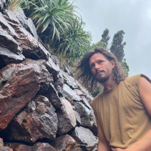 Piru Saez Instagram - Hola! Hoy es 2 del 2 del 22 • Nueva Canción GET RIGHT ya disponible en todas las plataformas •
Esta pieza grabada y producida 100% por quien les escribe en mi estudio viajero, es el producto de varios gustos que quería darme. Una mezcla de diversos estilos, flash de instantes sampleando y algunas cosas que siento y tenía ganas de decir. 
GET RIGHT no sigue en nada a la línea y métodos que venía utilizando, varios sonidos y aspectos quizá llamen la atención (talvez no, quienes me siguen ya saben que vibro en la variedad canción a canción) pero que quede claro que todo lo que suena está buscado y hecho a propósito, intencionalmente me salgo de una búsqueda que venía respetando, algo más ordenada, para entrar en una más sensorial y experimental. 
El mix&master lo hizo mi querido @ferdux .
La foto y portada final es de mi querida @marudirago concretando mis ideas y las piezas del Gran Rai Lopez Castro @milrayosoficial .
🔊Si gustan de escuchar, recomiendo darle play con buen volumen y low power, en auriculares o reproductores. GET RIGHT!
🔛Fantaseo con que les inspire cierto empoderamiento para hacer algo que estaban con ganas de tomar fuerzas y llevar adelante, a expresarse más, a tomar derecho sobre algo que quieran activar/cambiar de su vida o lo que sea, ya que siento en general, que podríamos hacer mucho más de lo que hacemos si activamos bien enfocados. Acerca de esto estaré proponiéndoles algo atraves de GET RIGHT estos días, nos vemos en historias y más. 
🔛Me alegra poder hacer la música que quiero hacer sin seguir otro camino que el que me va dictando mi alma. 
Que suene, se comparta y se escuche a pleno! Si les copa, compártanla que es una manera de apoyo real y seguimos uniéndonos en este camino de canciones.
Un abrazo, y que la música nos encuentre.
P💛
#Lanzamiento #nuevacancion #GetRight 2/2/22®️
#pirusaez #febrero22 #Warrior #NewRelease #lastchild #chau #intro #hiphop #electronic #musica #newsong