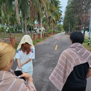 Pisitpon Ekpongpisit Instagram - Mood: ชวนพี่ๆตื่นเช้ามาดูพระอาทิตย์ขึ้น สรุปไม่เจอพระอาทิตย์แต่เจอหมา 🤦🏻‍♂️
