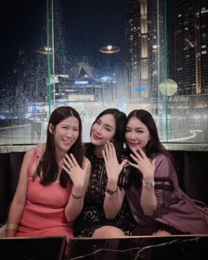 Pitchanart Sakakorn Instagram - She said.. YES!♥️💍👰🏻‍♀️ 
Congratulations & HBD Dr.Orn 🎂 @drorn_onuma 
@chin_numpaisal 
#teamgroom