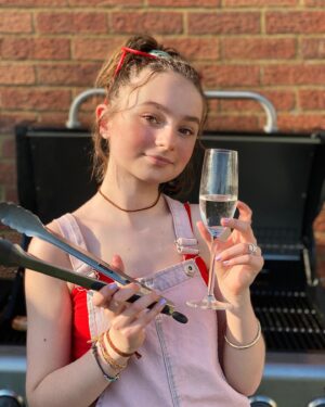 Pixie Davies Instagram - 🥂🍾 Don’t worry guys it’s lemonade 😂✌🏼x