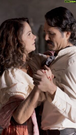 Plutarco Haza Instagram - ¡La espera valió la pena, LUCERO ES LA CAPONERA!

Llegó el tráiler de #ElGalloDeOro donde @luceromexico regresa a la pantalla a brillar junto a @JoseRon3 y @plutarcohaza. Disponible el 20 de octubre, en exclusiva, por #ViX.