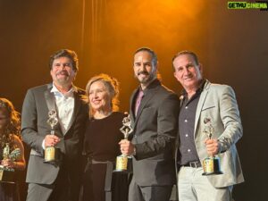 Plutarco Haza Instagram - PREMIO POR EL GALLO DE ORO! @joseron3 @albertoestrella.actor @mariarojo08 @vix