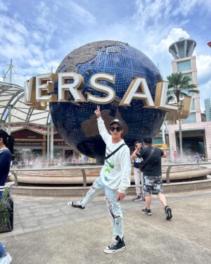 Poh-Shiang Lee Instagram - 來到Universal跟那顆球拍照留念，很難不跟其他一起合照啊🤦🏾🤦🏾🤦🏾🤦🏾我盡力了😂😂😂😂😂😂😂😂

這次我去Sea Aquarium in Sentosa 裡面有越來越多不一樣的造景，也有更多可愛的生物💁‍♂️裡面也增加不少海洋知識送給大家，害我真的好想跳回水裡了！🐬🐟🐬🐟🐋🐳

 #seaaquariumsg #rwsmoments @s.e.a.aquarium @rwsentosa