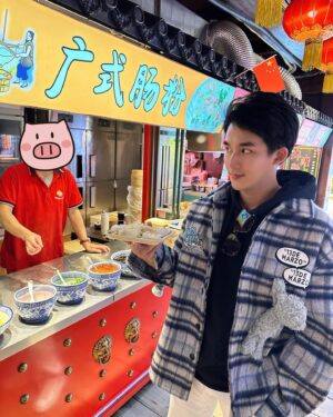 Poh-Shiang Lee Instagram - 北京-后海
終究抵不過小吃的威力。
吃貨開啟⋯爐來不及吃了⋯下次再來😏😃

#北京 #后海 #小吃 #什刹海  #北京花间堂