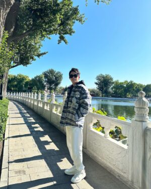 Poh-Shiang Lee Instagram - 北京-后海
終究抵不過小吃的威力。
吃貨開啟⋯爐來不及吃了⋯下次再來😏😃

#北京 #后海 #小吃 #什刹海  #北京花间堂