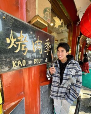 Poh-Shiang Lee Instagram - 北京-后海
終究抵不過小吃的威力。
吃貨開啟⋯爐來不及吃了⋯下次再來😏😃

#北京 #后海 #小吃 #什刹海  #北京花间堂