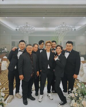 Poh-Shiang Lee Instagram - 馬來西亞日記📓
先祝🎄大家聖誕節快樂🧑‍🎄啊！
🎁第一次在馬來西亞過聖誕節🎄
再來😗😗😗我好多了，謝謝大家🥰
為了你 @mxdesigndesign 直飛馬來西亞🇲🇾來參加你的婚禮，
祝你⋯🫣
開開心心、長長久久、快快樂樂、白頭偕老、身體健康、永浴愛河、百年好合、神仙眷屬、新婚誌喜、相親相愛、永結同心、才子佳人、愛情永固、天作之合、心心相印、螽斯衍慶、鴻案相莊、如鼓琴瑟、花開並蒂、赤繩繫足、琴瑟和鳴、相敬如賓、同德同心、鳳凰于飛、美滿家庭、鸞鳳和鳴、白頭偕老、瓜瓞延綿、情投意合、宜室宜家、佳偶天成、百年琴瑟、百年偕老、花好月圓、福祿鴛鴦、夫唱婦隨、珠聯璧合、⋯沒錯👍我只有自己寫五個😂😂😂我後面是複製貼上的！！
😉😂🤣😂🤣🤣大家快一起來學習一下吧😇

以上祝賀詞資料來源引用：google……..
攝影師： @kitoki