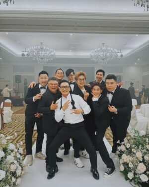 Poh-Shiang Lee Instagram - 馬來西亞日記📓
先祝🎄大家聖誕節快樂🧑‍🎄啊！
🎁第一次在馬來西亞過聖誕節🎄
再來😗😗😗我好多了，謝謝大家🥰
為了你 @mxdesigndesign 直飛馬來西亞🇲🇾來參加你的婚禮，
祝你⋯🫣
開開心心、長長久久、快快樂樂、白頭偕老、身體健康、永浴愛河、百年好合、神仙眷屬、新婚誌喜、相親相愛、永結同心、才子佳人、愛情永固、天作之合、心心相印、螽斯衍慶、鴻案相莊、如鼓琴瑟、花開並蒂、赤繩繫足、琴瑟和鳴、相敬如賓、同德同心、鳳凰于飛、美滿家庭、鸞鳳和鳴、白頭偕老、瓜瓞延綿、情投意合、宜室宜家、佳偶天成、百年琴瑟、百年偕老、花好月圓、福祿鴛鴦、夫唱婦隨、珠聯璧合、⋯沒錯👍我只有自己寫五個😂😂😂我後面是複製貼上的！！
😉😂🤣😂🤣🤣大家快一起來學習一下吧😇

以上祝賀詞資料來源引用：google……..
攝影師： @kitoki