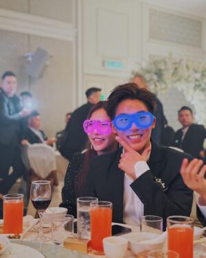 Poh-Shiang Lee Instagram - 馬來西亞日記📓
先祝🎄大家聖誕節快樂🧑‍🎄啊！
🎁第一次在馬來西亞過聖誕節🎄
再來😗😗😗我好多了，謝謝大家🥰
為了你 @mxdesigndesign 直飛馬來西亞🇲🇾來參加你的婚禮，
祝你⋯🫣
開開心心、長長久久、快快樂樂、白頭偕老、身體健康、永浴愛河、百年好合、神仙眷屬、新婚誌喜、相親相愛、永結同心、才子佳人、愛情永固、天作之合、心心相印、螽斯衍慶、鴻案相莊、如鼓琴瑟、花開並蒂、赤繩繫足、琴瑟和鳴、相敬如賓、同德同心、鳳凰于飛、美滿家庭、鸞鳳和鳴、白頭偕老、瓜瓞延綿、情投意合、宜室宜家、佳偶天成、百年琴瑟、百年偕老、花好月圓、福祿鴛鴦、夫唱婦隨、珠聯璧合、⋯沒錯👍我只有自己寫五個😂😂😂我後面是複製貼上的！！
😉😂🤣😂🤣🤣大家快一起來學習一下吧😇

以上祝賀詞資料來源引用：google……..
攝影師： @kitoki