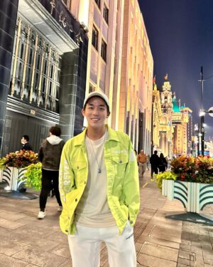 Poh-Shiang Lee Instagram - 夜遊上海-外灘
晚上22：00一敲鐘就準時關燈💡
我們只花了15分鐘🤣🤣😂🤣😂🤣
拍出了一系列產品🧎🏻🫶請享用！

#夜上海 #東方明珠 #22點 #快拍 #街拍 
#上海 #快閃 #夜拍人像