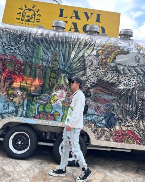 Poh-Shiang Lee Instagram - 來到Universal跟那顆球拍照留念，很難不跟其他一起合照啊🤦🏾🤦🏾🤦🏾🤦🏾我盡力了😂😂😂😂😂😂😂😂

這次我去Sea Aquarium in Sentosa 裡面有越來越多不一樣的造景，也有更多可愛的生物💁‍♂️裡面也增加不少海洋知識送給大家，害我真的好想跳回水裡了！🐬🐟🐬🐟🐋🐳

 #seaaquariumsg #rwsmoments @s.e.a.aquarium @rwsentosa