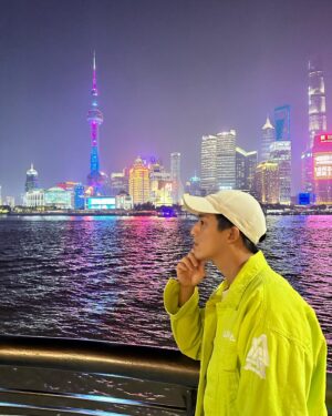 Poh-Shiang Lee Instagram - 夜遊上海-外灘
晚上22：00一敲鐘就準時關燈💡
我們只花了15分鐘🤣🤣😂🤣😂🤣
拍出了一系列產品🧎🏻🫶請享用！

#夜上海 #東方明珠 #22點 #快拍 #街拍 
#上海 #快閃 #夜拍人像