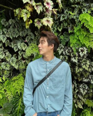 Poh-Shiang Lee Instagram - Flower Dome 濱海灣花園 Gardens by the Bay
新加坡最後一天，還是必須得去一下Flower Dome，
不管怎麼樣那邊是我認為冷氣最強，又可以呆很久的地方
😂😂🤣🤣🤣 所以當你很熱，又不知道去哪裡觀光的話，
可以花36元去看瀑布，去看花，去吹冷氣😂🤣😂😂🤣舒服😌

#濱海灣花園  #flower #gardensbythebay #新加坡🇸🇬 #singapore