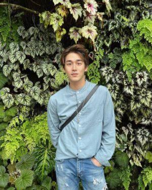 Poh-Shiang Lee Instagram - Flower Dome 濱海灣花園 Gardens by the Bay
新加坡最後一天，還是必須得去一下Flower Dome，
不管怎麼樣那邊是我認為冷氣最強，又可以呆很久的地方
😂😂🤣🤣🤣 所以當你很熱，又不知道去哪裡觀光的話，
可以花36元去看瀑布，去看花，去吹冷氣😂🤣😂😂🤣舒服😌

#濱海灣花園  #flower #gardensbythebay #新加坡🇸🇬 #singapore