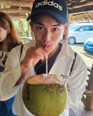 Poh-Shiang Lee Instagram - 海裡去山裡也要爬啊！！
帛琉🇵🇼安得貌大瀑布⋯朝聖景點之一！！
適合加入陸地行程表之一。
車程約40分鐘，爬下瀑布約25分鐘，路途全天然山路，水坑 河流 陽光 大自然，到的時候只有驚嘆不已，還有小小彩虹🌈美景，忍不住就把衣服脫了，衝了進去！！！🐬只能說愛好大自然的朋友們！
你們一定會喜歡。
 
#安得貌大瀑布 #帛琉 #瀑布 #百悅大飯店 #陸上行程 #大自然的美 

@seapassionhotel_palau 
@funpalauholiday