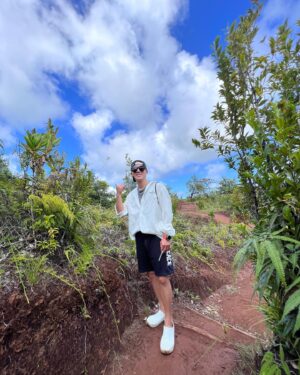 Poh-Shiang Lee Instagram - 海裡去山裡也要爬啊！！
帛琉🇵🇼安得貌大瀑布⋯朝聖景點之一！！
適合加入陸地行程表之一。
車程約40分鐘，爬下瀑布約25分鐘，路途全天然山路，水坑 河流 陽光 大自然，到的時候只有驚嘆不已，還有小小彩虹🌈美景，忍不住就把衣服脫了，衝了進去！！！🐬只能說愛好大自然的朋友們！
你們一定會喜歡。
 
#安得貌大瀑布 #帛琉 #瀑布 #百悅大飯店 #陸上行程 #大自然的美 

@seapassionhotel_palau 
@funpalauholiday