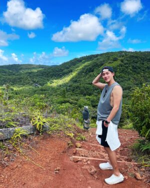Poh-Shiang Lee Instagram - 海裡去山裡也要爬啊！！
帛琉🇵🇼安得貌大瀑布⋯朝聖景點之一！！
適合加入陸地行程表之一。
車程約40分鐘，爬下瀑布約25分鐘，路途全天然山路，水坑 河流 陽光 大自然，到的時候只有驚嘆不已，還有小小彩虹🌈美景，忍不住就把衣服脫了，衝了進去！！！🐬只能說愛好大自然的朋友們！
你們一定會喜歡。
 
#安得貌大瀑布 #帛琉 #瀑布 #百悅大飯店 #陸上行程 #大自然的美 

@seapassionhotel_palau 
@funpalauholiday