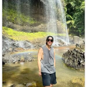 Poh-Shiang Lee Instagram - 海裡去山裡也要爬啊！！
帛琉🇵🇼安得貌大瀑布⋯朝聖景點之一！！
適合加入陸地行程表之一。
車程約40分鐘，爬下瀑布約25分鐘，路途全天然山路，水坑 河流 陽光 大自然，到的時候只有驚嘆不已，還有小小彩虹🌈美景，忍不住就把衣服脫了，衝了進去！！！🐬只能說愛好大自然的朋友們！
你們一定會喜歡。
 
#安得貌大瀑布 #帛琉 #瀑布 #百悅大飯店 #陸上行程 #大自然的美 

@seapassionhotel_palau 
@funpalauholiday