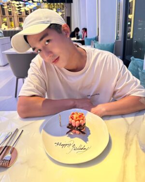 Poh-Shiang Lee Instagram - 8/2號 

期許自己這階段必須大步前進，不要再次跌倒，努力把自己的目標達到，希望自己的父母身體健康快樂，身邊的兄弟朋友都可以順利，我也💪🏼可以呈現越來越好的自己給大家。

生日快樂🎂 

謝謝🙇🏾‍♂️🙇🏾‍♂️🙇🏾‍♂️各位對我的㊗️福🤫🤫🤫

今天我怕我被灌爆，我先回家😂😂😂
颱風天🌀很危險⚠️大家趕快回家！！