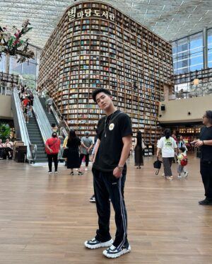 Poh-Shiang Lee Instagram - 韓國的短暫之旅終於告一段落了！
每天都吃不同種類的食物，
走了一堆不同地區的路線，
坐了秘密麻麻的捷運🚇，
東大門，明洞，新沙洞，弘大，江南，
每天一杯不同地區美式咖啡，
回來第一件事，我想去腳底🦶按摩🤣🤣。

當然我還有一個☝️最新的體驗，你們一定沒有很多人體驗過。
就是坐在飛機裡面等了兩個小時，當我睡醒後我以為我回到了台灣了，結果被告知飛機有些許零件壞了，仍然正在維修當中🧰，我還在仁川機場飛機裡面，最後被請下飛機得經驗，不是人人都有的吧🤣😂🙌✌🏻我又再次再次等待兩小半小時，一共五個小時都在仁川機場🤦🏾‍♂️🤦🏾‍♂️🤦🏾‍♂️
 
沒事！言而總之，總而言之，最後「我」安全抵達了，我有回家就好！safe flight 🤣🤣🤣呼好險🤝🤝🤝

#韓國 #旅遊 #美食 #coexmall #辣炒雞 #炸醬麵 #地鐵 #江南 #燒酒 #人森體驗