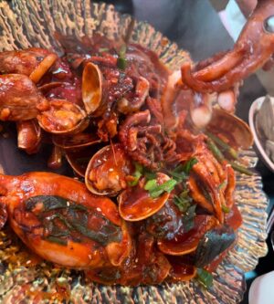 Poh-Shiang Lee Instagram - 韓國的短暫之旅終於告一段落了！
每天都吃不同種類的食物，
走了一堆不同地區的路線，
坐了秘密麻麻的捷運🚇，
東大門，明洞，新沙洞，弘大，江南，
每天一杯不同地區美式咖啡，
回來第一件事，我想去腳底🦶按摩🤣🤣。

當然我還有一個☝️最新的體驗，你們一定沒有很多人體驗過。
就是坐在飛機裡面等了兩個小時，當我睡醒後我以為我回到了台灣了，結果被告知飛機有些許零件壞了，仍然正在維修當中🧰，我還在仁川機場飛機裡面，最後被請下飛機得經驗，不是人人都有的吧🤣😂🙌✌🏻我又再次再次等待兩小半小時，一共五個小時都在仁川機場🤦🏾‍♂️🤦🏾‍♂️🤦🏾‍♂️
 
沒事！言而總之，總而言之，最後「我」安全抵達了，我有回家就好！safe flight 🤣🤣🤣呼好險🤝🤝🤝

#韓國 #旅遊 #美食 #coexmall #辣炒雞 #炸醬麵 #地鐵 #江南 #燒酒 #人森體驗