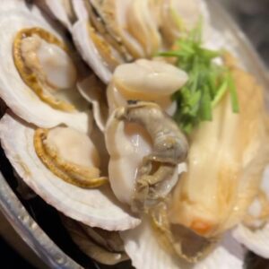 Poh-Shiang Lee Instagram - 韓國的短暫之旅終於告一段落了！
每天都吃不同種類的食物，
走了一堆不同地區的路線，
坐了秘密麻麻的捷運🚇，
東大門，明洞，新沙洞，弘大，江南，
每天一杯不同地區美式咖啡，
回來第一件事，我想去腳底🦶按摩🤣🤣。

當然我還有一個☝️最新的體驗，你們一定沒有很多人體驗過。
就是坐在飛機裡面等了兩個小時，當我睡醒後我以為我回到了台灣了，結果被告知飛機有些許零件壞了，仍然正在維修當中🧰，我還在仁川機場飛機裡面，最後被請下飛機得經驗，不是人人都有的吧🤣😂🙌✌🏻我又再次再次等待兩小半小時，一共五個小時都在仁川機場🤦🏾‍♂️🤦🏾‍♂️🤦🏾‍♂️
 
沒事！言而總之，總而言之，最後「我」安全抵達了，我有回家就好！safe flight 🤣🤣🤣呼好險🤝🤝🤝

#韓國 #旅遊 #美食 #coexmall #辣炒雞 #炸醬麵 #地鐵 #江南 #燒酒 #人森體驗