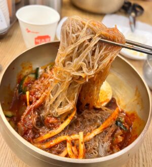Poh-Shiang Lee Instagram - 韓國的短暫之旅終於告一段落了！
每天都吃不同種類的食物，
走了一堆不同地區的路線，
坐了秘密麻麻的捷運🚇，
東大門，明洞，新沙洞，弘大，江南，
每天一杯不同地區美式咖啡，
回來第一件事，我想去腳底🦶按摩🤣🤣。

當然我還有一個☝️最新的體驗，你們一定沒有很多人體驗過。
就是坐在飛機裡面等了兩個小時，當我睡醒後我以為我回到了台灣了，結果被告知飛機有些許零件壞了，仍然正在維修當中🧰，我還在仁川機場飛機裡面，最後被請下飛機得經驗，不是人人都有的吧🤣😂🙌✌🏻我又再次再次等待兩小半小時，一共五個小時都在仁川機場🤦🏾‍♂️🤦🏾‍♂️🤦🏾‍♂️
 
沒事！言而總之，總而言之，最後「我」安全抵達了，我有回家就好！safe flight 🤣🤣🤣呼好險🤝🤝🤝

#韓國 #旅遊 #美食 #coexmall #辣炒雞 #炸醬麵 #地鐵 #江南 #燒酒 #人森體驗