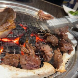 Poh-Shiang Lee Instagram - 韓國的短暫之旅終於告一段落了！
每天都吃不同種類的食物，
走了一堆不同地區的路線，
坐了秘密麻麻的捷運🚇，
東大門，明洞，新沙洞，弘大，江南，
每天一杯不同地區美式咖啡，
回來第一件事，我想去腳底🦶按摩🤣🤣。

當然我還有一個☝️最新的體驗，你們一定沒有很多人體驗過。
就是坐在飛機裡面等了兩個小時，當我睡醒後我以為我回到了台灣了，結果被告知飛機有些許零件壞了，仍然正在維修當中🧰，我還在仁川機場飛機裡面，最後被請下飛機得經驗，不是人人都有的吧🤣😂🙌✌🏻我又再次再次等待兩小半小時，一共五個小時都在仁川機場🤦🏾‍♂️🤦🏾‍♂️🤦🏾‍♂️
 
沒事！言而總之，總而言之，最後「我」安全抵達了，我有回家就好！safe flight 🤣🤣🤣呼好險🤝🤝🤝

#韓國 #旅遊 #美食 #coexmall #辣炒雞 #炸醬麵 #地鐵 #江南 #燒酒 #人森體驗