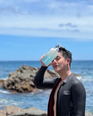 Poh-Shiang Lee Instagram - 海邊系列⋯夏日男孩

水肺 潜水長🤿
自潜AIDA A4 
SUP coach 

#洗允樂 #seeingle洗允樂 #小樂親研 #強勢回歸  #海洋沁涼沐浴乳 #清新度假感get #海洋爆水護手霜 #清新海洋香調 

👉 https://www.quaplar.com/tw/seeingle/