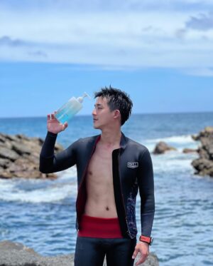 Poh-Shiang Lee Instagram - 海邊系列⋯夏日男孩

水肺 潜水長🤿
自潜AIDA A4 
SUP coach 

#洗允樂 #seeingle洗允樂 #小樂親研 #強勢回歸  #海洋沁涼沐浴乳 #清新度假感get #海洋爆水護手霜 #清新海洋香調 

👉 https://www.quaplar.com/tw/seeingle/