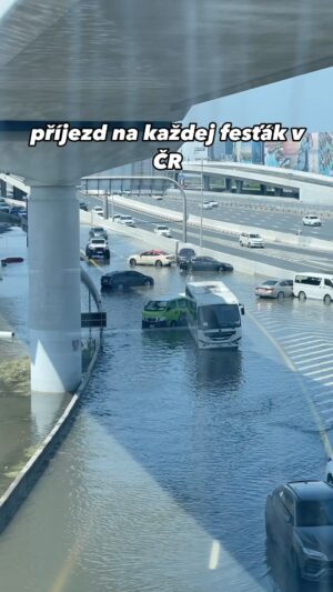 Pokáč Instagram - Pořadatel říkal, že pršet nebude. ☔️