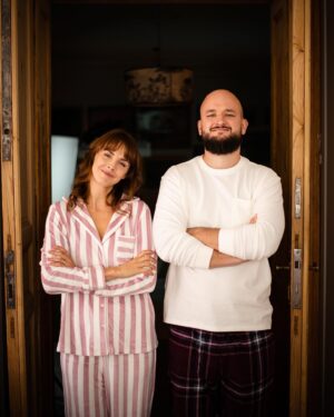 Pokáč Instagram - Dneska tejden od releasu desky Rodinné album, která je vaše top pecka? 💿🪕🔥 Nápověda: Kočka tam neni 💁‍♂️ @alex_photo_cz