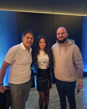 Pokáč Instagram - 🎇 Letos se v mem zivote odehralo par vic ci min zasadnich momentu: 
1. Tocil se klip 
2. Po O2 Arene jsme vyprodali i legendarni Vagon 
3. Poprvy sem 'hral' na koncerte na klavir nebo co to je 
4. Nechal sem AI vygenerovat kocku hrajici na ukulele 
5. Krtil sem klokana 
6. Bylo mi 33 a vyspel jsem 
7. Dozvedel jsem se neco o venceni psu 
8. Potkal jsem Jardu 
9. Jeli sme skvely vyprodany tour na Slovensku zakonceny krtem novy desky 
10. Zjistil sem, ze u more nemusi byt vzdycky teplo a ze rodina je nejvic 💛 
Tak na zdravi, tesim se na vas v pristim roce! 🍷